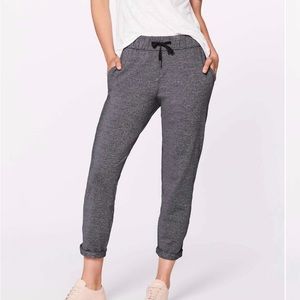 Like New Lululemon On The Fly Pant 28” heathers black size 10